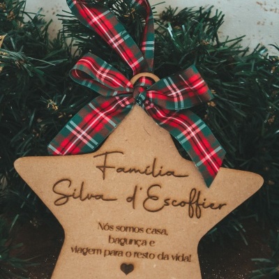 Estrela decorativa em madeira com fita tartan pendurada em coroa verde