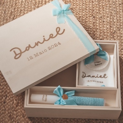 Caixa de madeira personalizada com itens decorativos em azul claro para evento