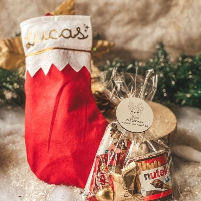 Meia de Natal vermelha com nome Lucas e saco de chocolates Nutella & Go e KitKat
