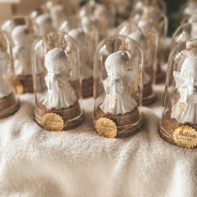 Miniaturas de anjos em resina com cúpula de vidro e base de cortiça