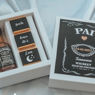 Caixa de presente para Dia dos Pais com garrafa de Jack Daniel's e chocolates.