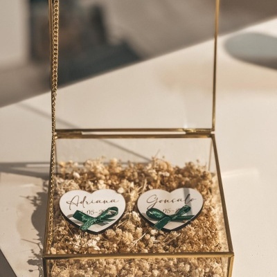 Caixa decorativa quadrada de vidro com flores secas e dois corações com nomes