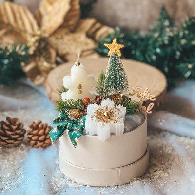 Arranjo decorativo Natal com vela boneco gengibre, vela floco neve, mini árvore Natal e caixa branca