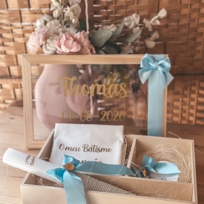 Conjunto para batismo com vela, saco de tecido, placa personalizada e flores decorativas