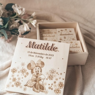 Caixa de madeira personalizada para recordações de bebé com nome Matilde e desenho da Minnie