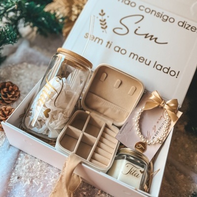 Caixa de oferta com garrafa de vidro, estojo para joias, vela e pulseira de pérolas com embalagem branca