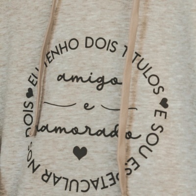 Camisola cinzenta clara com texto preto e cordões bege