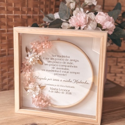 Quadro de madeira com flores artificiais e texto decorativo para madrinha