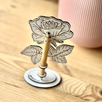 Suporte de mesa em madeira com desenho de rosa e texto Professor Regina.