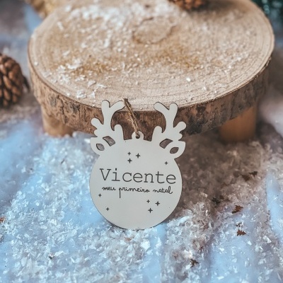 Enfeite natalício em madeira com texto 'Vicente meu primeiro natal' e forma de rena