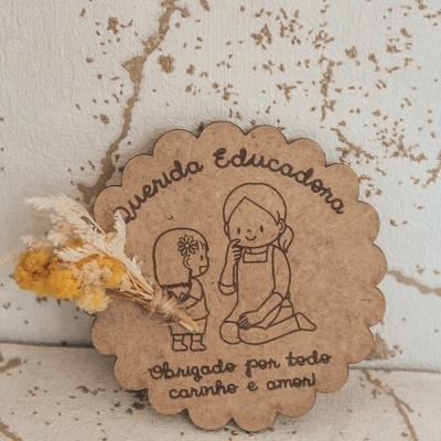 Etiqueta de cartão com ilustração e texto em português 'Querida Educadora Obrigado por todo carinho e amor!' e flores secas ao lado