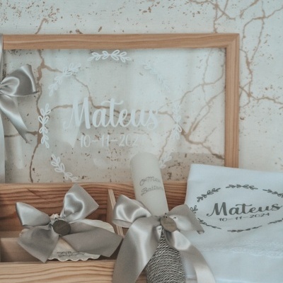 Conjunto de batizado com vela, caixa, tecido e moldura com nome Mateus e data
