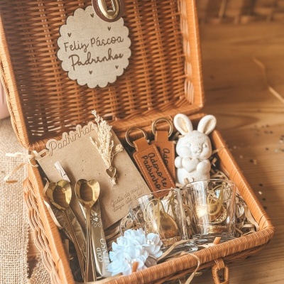 Cesta de vime com itens para padrinho e etiqueta de Páscoa