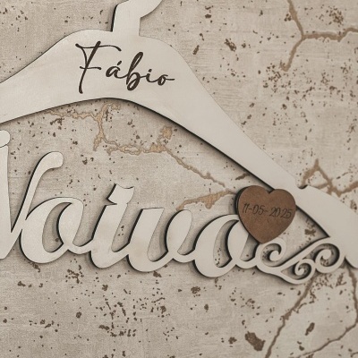 Cabide branco com nome Fábio e palavra Noivo em madeira com coração datado 17-05-2025