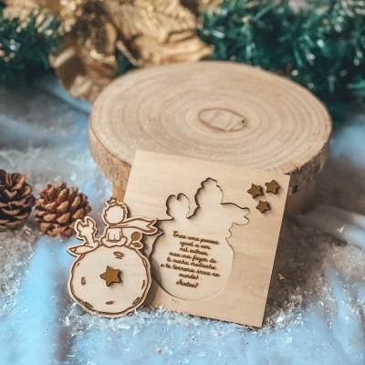 Ornamento de madeira com personagem e texto em placa de madeira