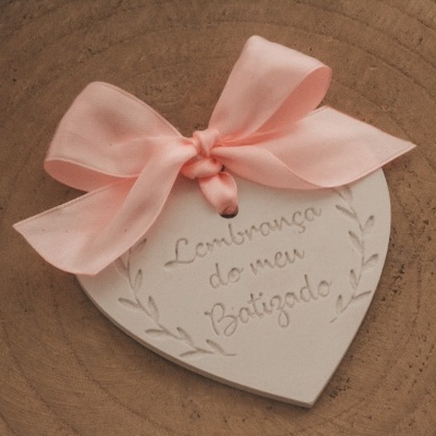 Coração de cerâmica com texto 'Lembrança do meu Batizado' e fita rosa