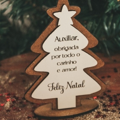 Figura decorativa de árvore de Natal em madeira com mensagem escrita