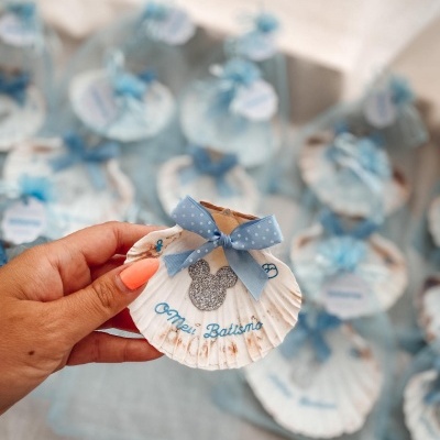 Concha decorativa com laço azul e texto 'O meu Batismo'