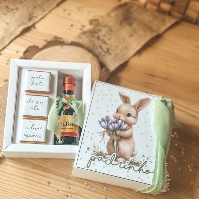 Conjunto de presente com caixa decorada com coelho, mini garrafa de licor e chocolates