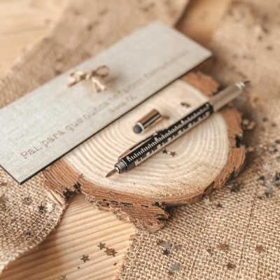 Caneta metálica com régua em base de madeira e cartão bege em tecido de juta
