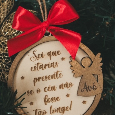 Ornamento de Natal redondo com laço vermelho e anjo em madeira com a palavra Avó
