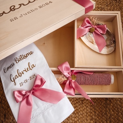Conjunto para batismo com caixa de madeira personalizada, pano branco bordado, concha decorativa e cordão cor-de-rosa com laços