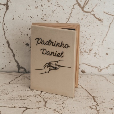 Capa bege claro com texto e desenho de mãos bordados a preto