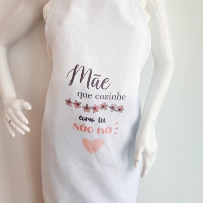 Avental branco com texto e desenhos coloridos em manequim