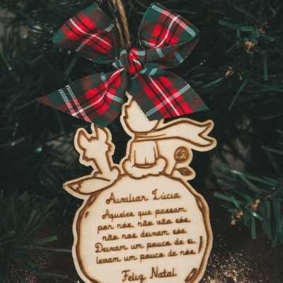 Enfeite de Natal em madeira com mensagem gravada e laço xadrez vermelho e verde pendurado em árvore de Natal