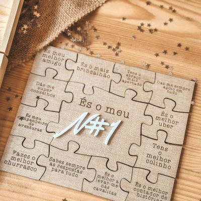 Puzzle de madeira com texto em português És o meu N#1 e várias mensagens em peças, sobre mesa de madeira com confettis de estrelas e tecido castanho.