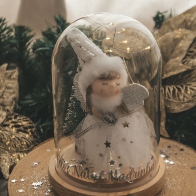 Anjo decorativo de Natal em campânula de vidro com base de madeira e texto Feliz Natal Madrinha.