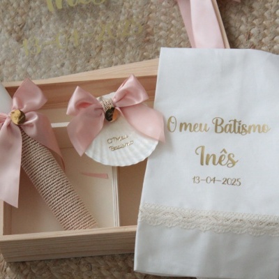 Conjunto de batismo com vela, concha e toalha bordada numa caixa de madeira