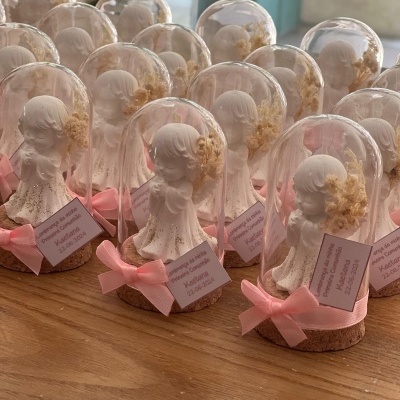 Miniaturas de anjo em cúpulas de vidro com base de cortiça e fitas cor-de-rosa