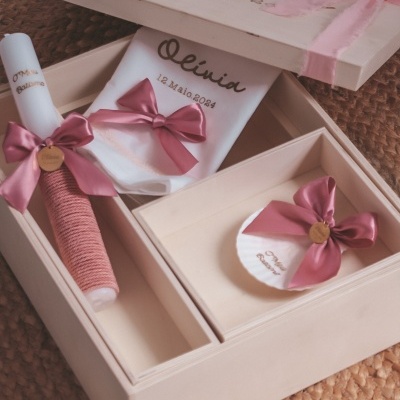 Caixa de madeira com itens decorativos para batismo com laços cor de rosa e texto 'Olívia 12 Maio 2024'