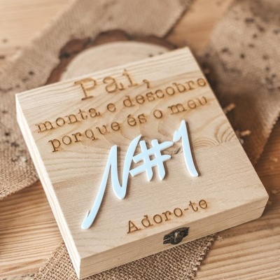 Caixa de madeira clara com frase gravada para o Dia do Pai