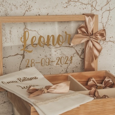 Caixa de batismo decorada com laços e inscrição personalizável em vidro