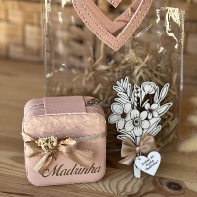 Conjunto embalagem presente caixa rosa com laço e texto e saco transparente com alça coração e decoração floral