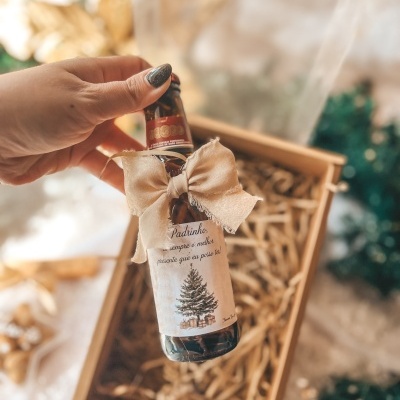 Garrafa de cerveja com rótulo de Natal e laço bege