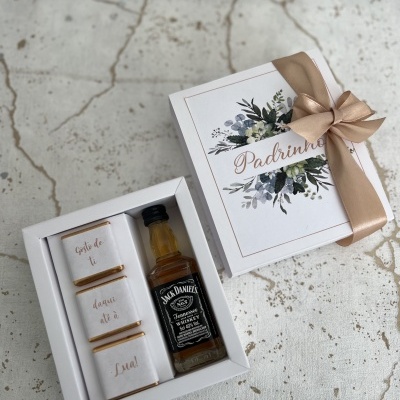 Caixa de presente branca com chocolates brancos escritos e mini garrafa de Jack Daniel's