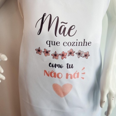 Avental branco com texto e flores coloridas