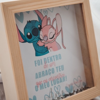 Moldura de madeira com ilustração de Stitch e Angel a abraçarem-se e texto em português