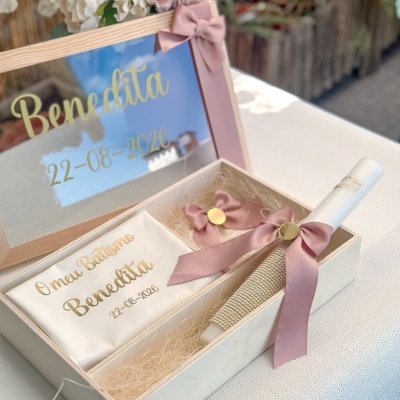 Caixa de batismo decorativa com vela branca e fita rosa, capa e espelho com nome Benedita e data 22-08-2026