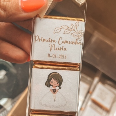 Pacote de chocolates de comunhão com texto e decoração em papel branco e dourado