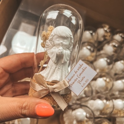 Anjo decorativo branco em cúpula de vidro com base de cortiça e etiqueta