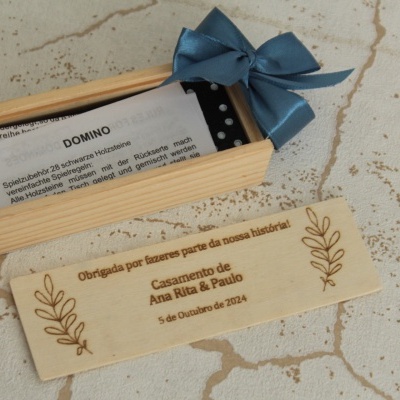 Conjunto de dominó em madeira com estojo e placa gravada para casamento