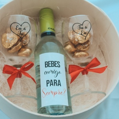 Conjunto de taças, garrafa e chocolates em caixa redonda branca