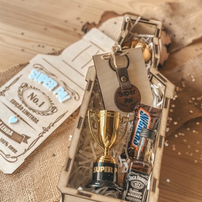 Caixa de madeira com mini garrafa Jack Daniels, troféu, chaveiro Super Pai, chocolate Snickers e embalagem de presente