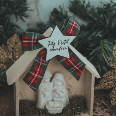Mini presépio branco decorado com fita xadrez e estrela com texto de Natal