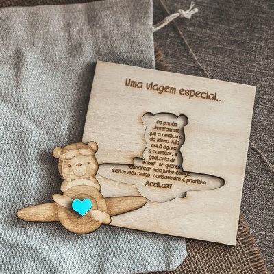 Convite de madeira com ursinho piloto e texto gravado