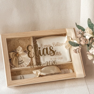 Conjunto de batismo branco e dourado em caixa de madeira clara